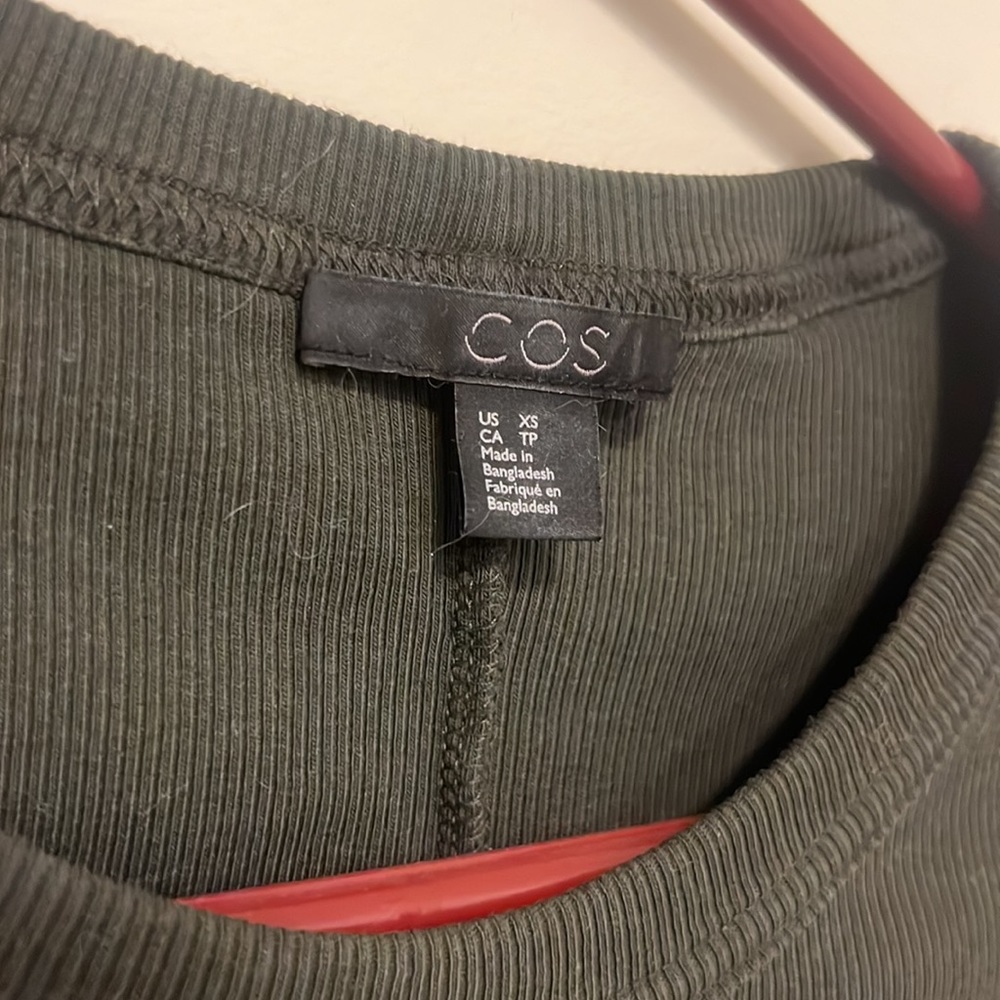 COS ribbed short sleeve fitted t shirt olive xs